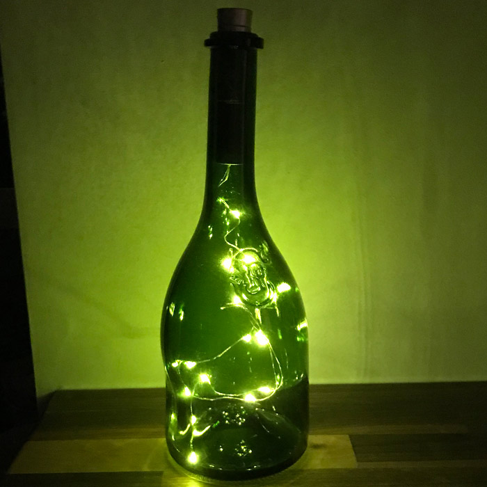 Viinipullon korkki LED-valoilla